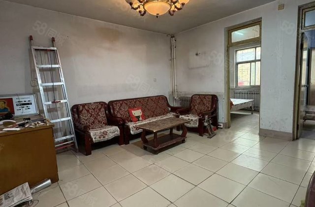 湖边 一楼带院  临路 带配房  可当商铺用  正规大三室