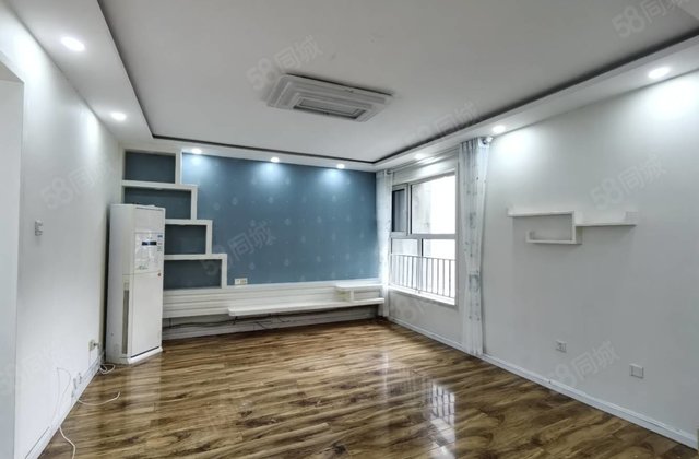 急售洋房精装 公摊小  两卫户型 离门口很近  出行方便