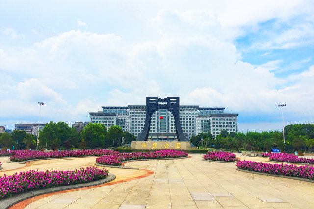   市民公园距离天宸不足800米,与