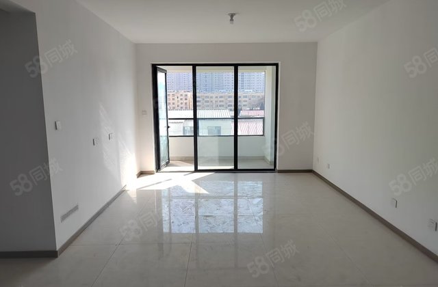 城市之尊，新房未住大3室，东边户南北通透，免大税，送地下室！