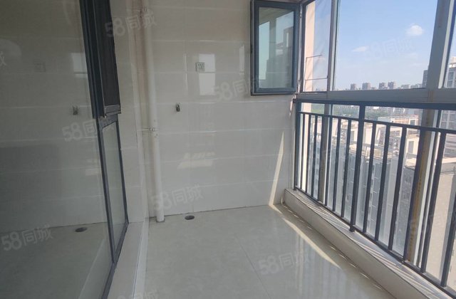 急售！房东工作调动！紧邻万达！舒适三房！双卫！好楼层！送储！