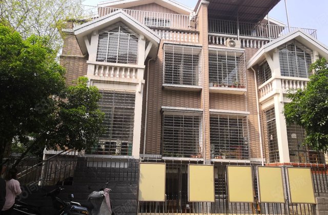 桂林八里街七彩黄 金村别墅300平180万出售