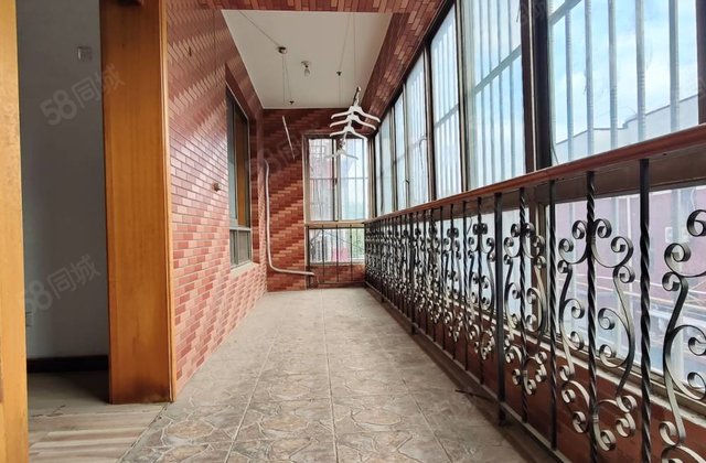 出门就是东昌  大平层  错层设计  双阳台    带车库