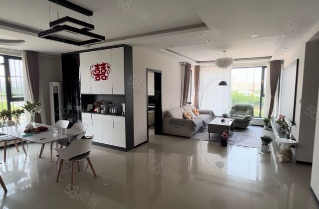 诚心出售 双卫格局 电梯房 装修没多久 屋里特别通透