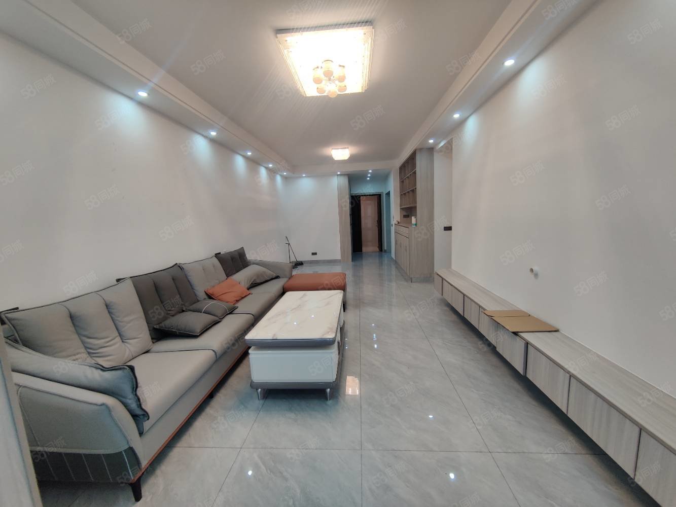 吾悦广场悦湖公馆3室2厅2卫118㎡南北84.8万