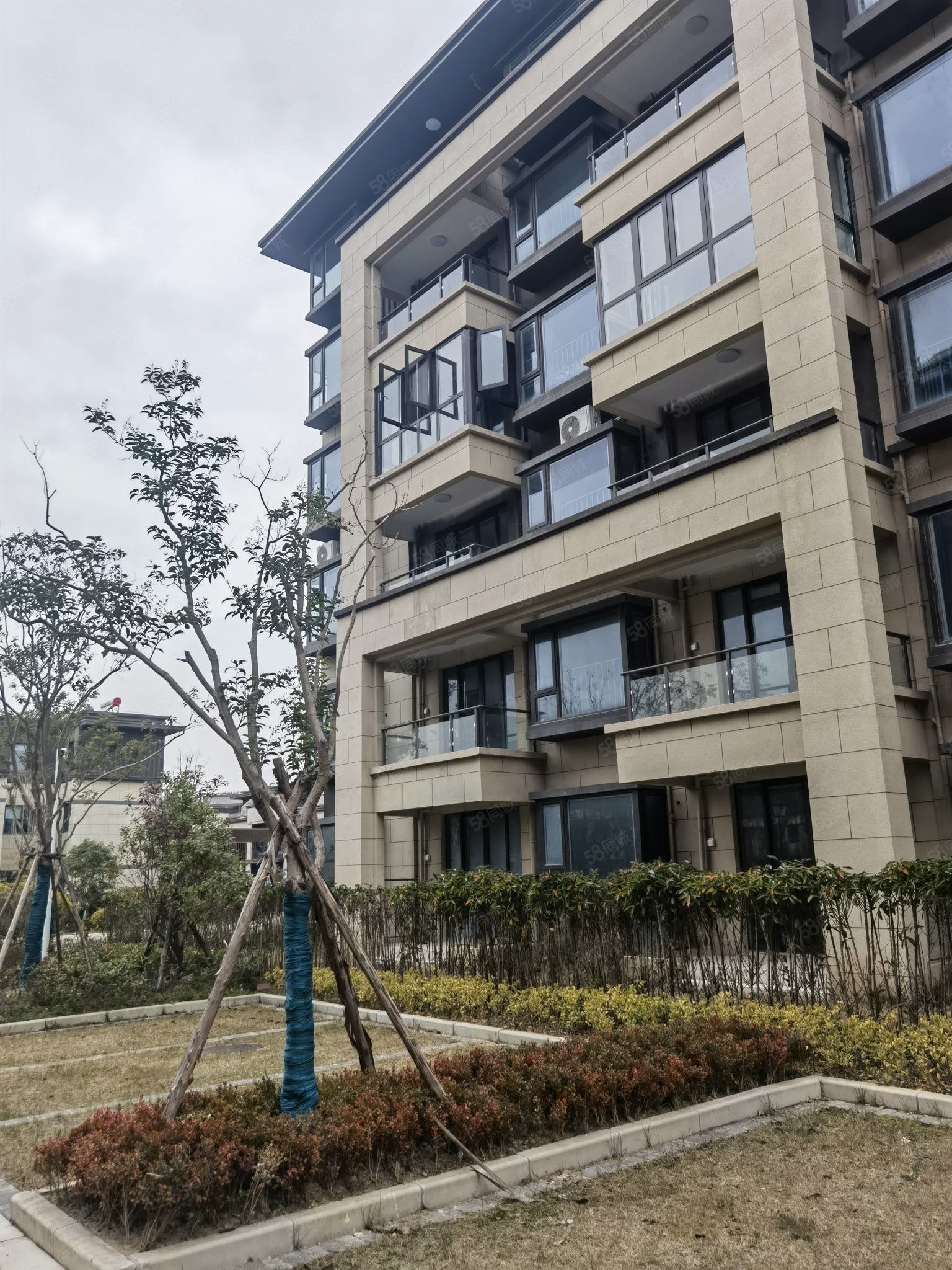 崇明国瑞瀛台3室2厅电梯花园洋房南北通透精装修诚心出售