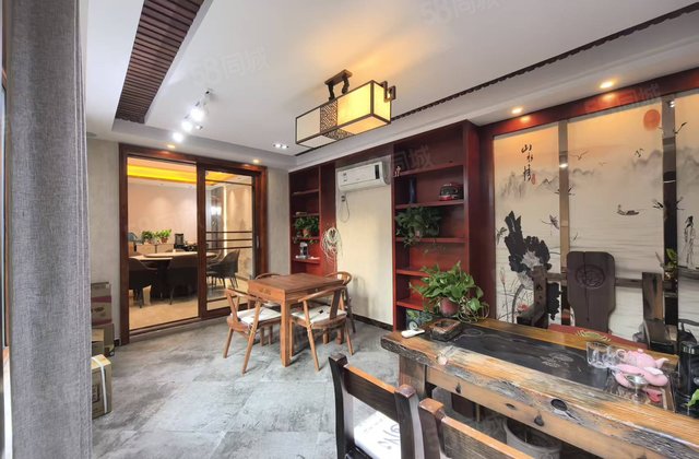 市中心独栋别墅靠路边 上下三层 带大院 精装未住 仅一套