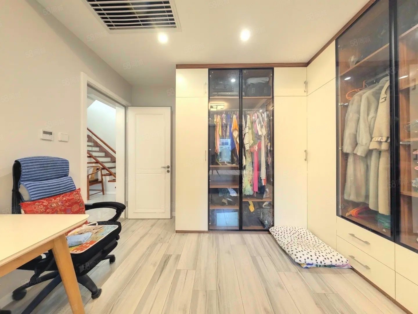 潤(rùn)西山苑4室2廳3衛(wèi)203.19㎡南790萬