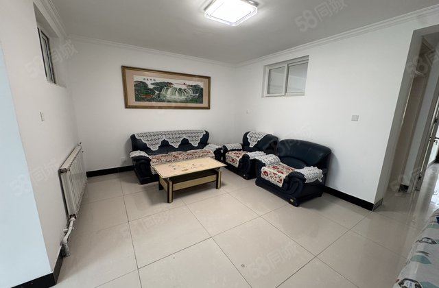 步梯四楼带阳面车库！明星小区，大三室，精装修，随时看房，！！