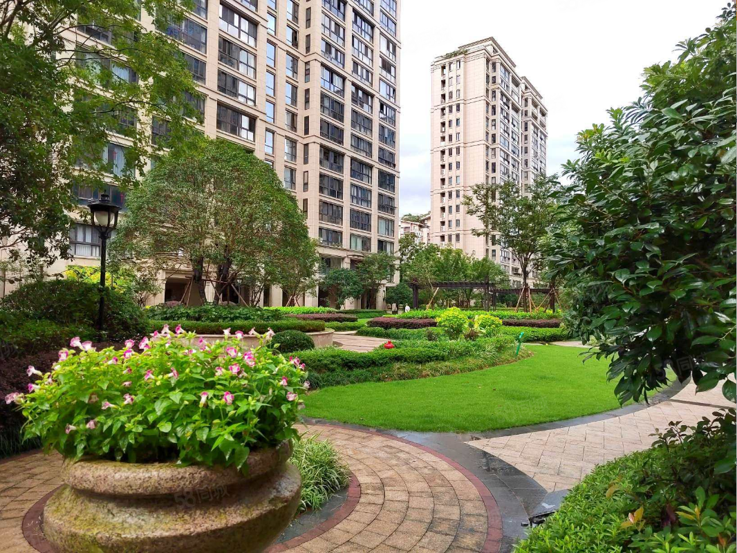 华鸿中央湖公馆3室2厅2卫117.54㎡南北361万