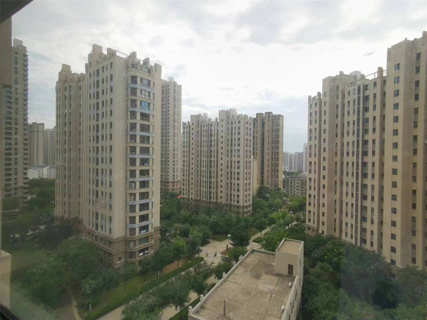 海悦公馆小高层136平米196万带车位老本看房方便