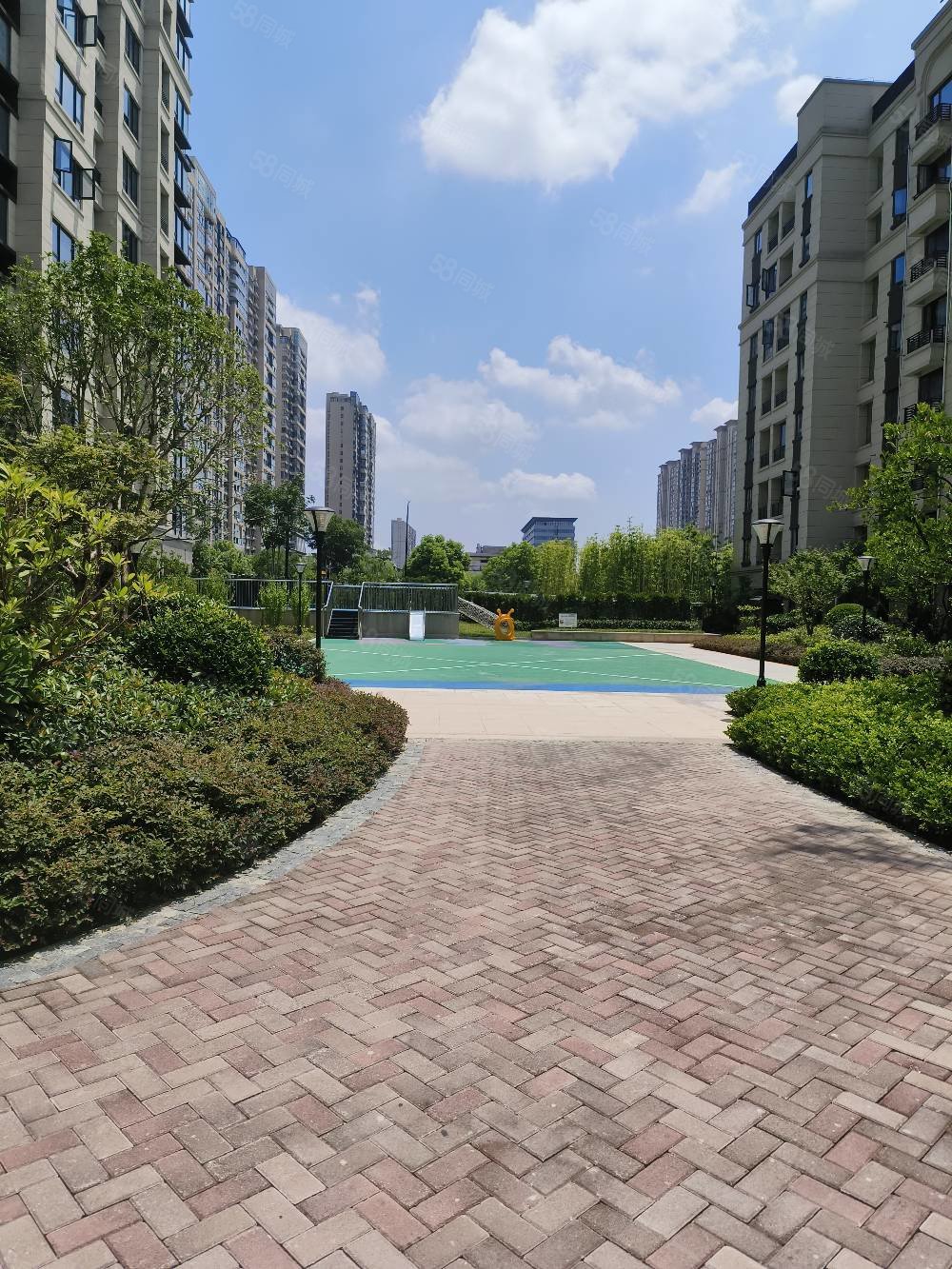 赞成海月3室1厅2卫104㎡南175万