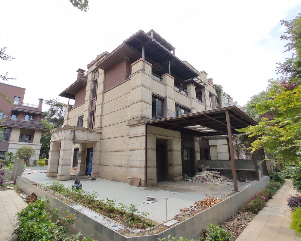 金科天宸一街区别墅内环绕城高速间