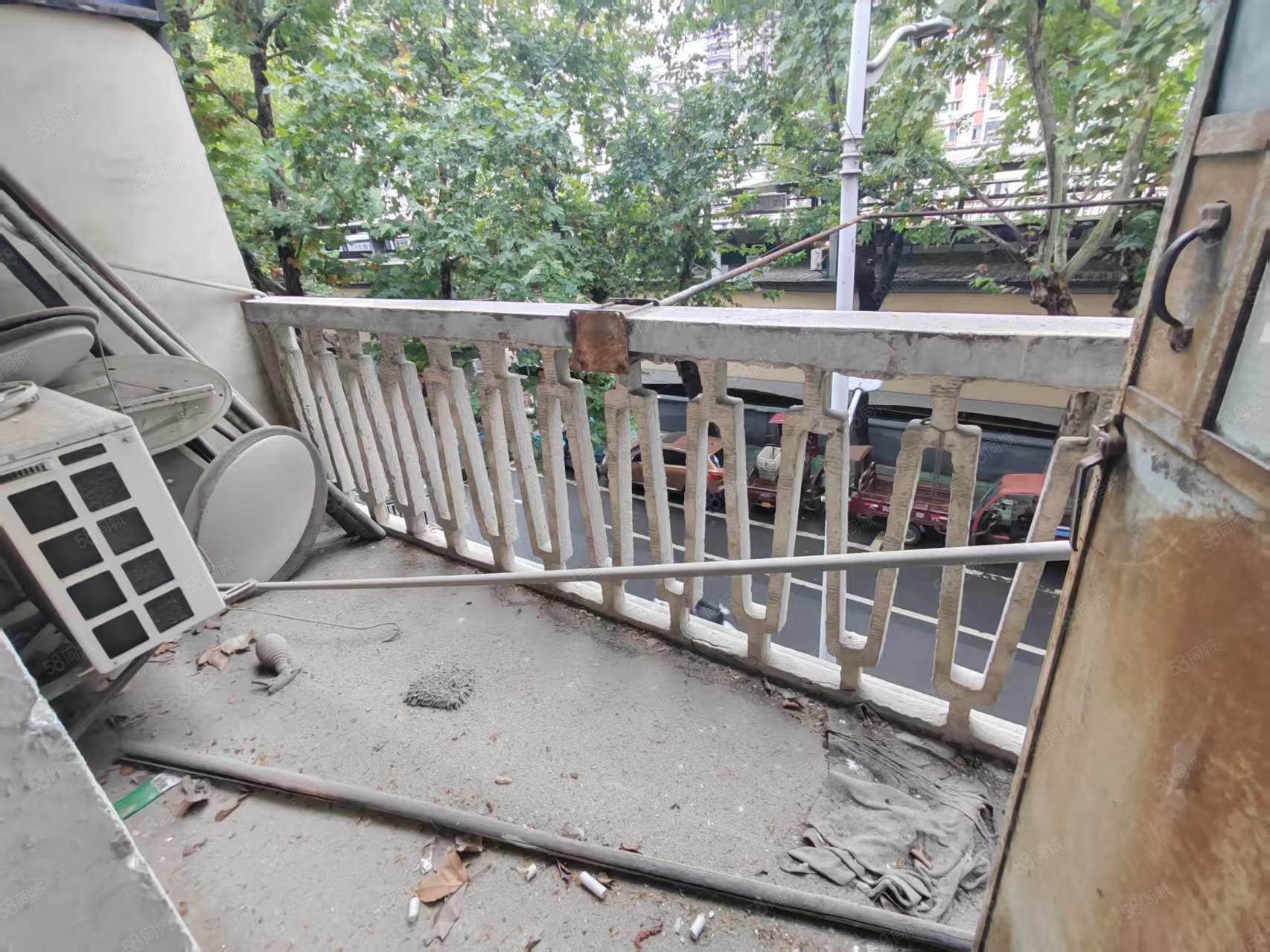 沿河小区3室2厅1卫70㎡南北31.8万