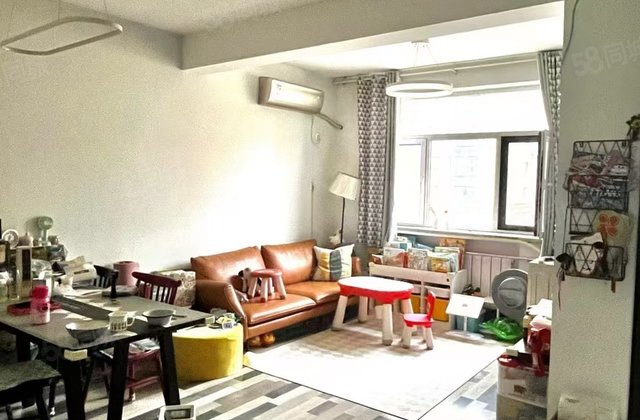 精装带储藏室，院内有停车场，市中心购物方便 送部分家具