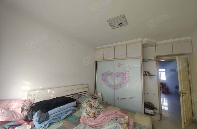 嘉明附近中楼层，房东诚心出售，看房子方便，九中双语。大型超市