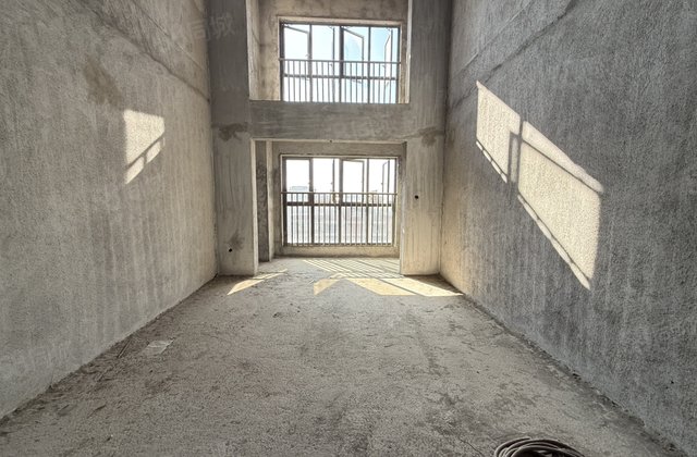 皇家庭院7室3厅235.42㎡136.3万二手房图片