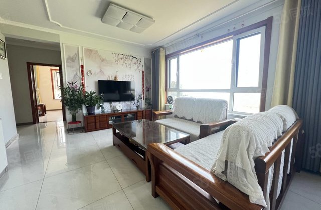 带车位，储偿室，  ， 精装好房 ， 大三居 ，电梯房