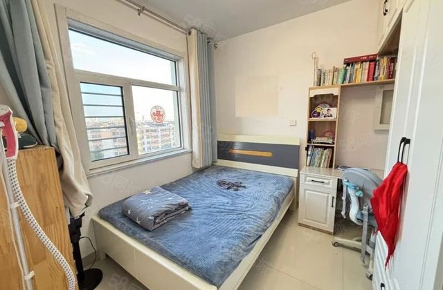 房子为东边户，户型方正，房龄新，精装修诚心出售、本人为房东