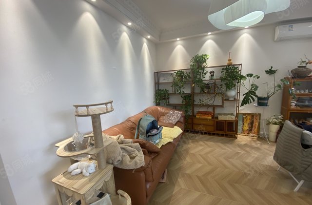 紧邻老文轩外国语二实验南北通透三室，带露台，送地上车库免大税