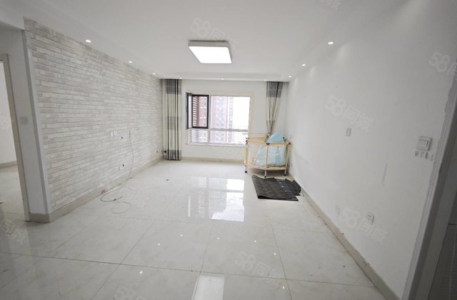 水岸花语 精装三室两卫 免大税带储藏室 随时可看房 价格可议