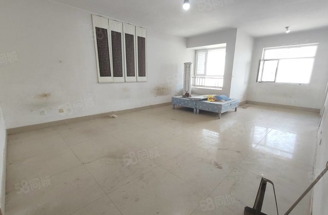 急售，香江颐馨园，育红实验月亮湾电梯三室双卫，送储车位