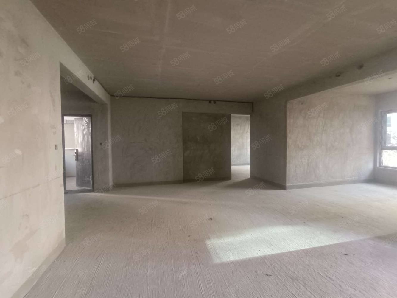 国瑞麓林府4室2厅3卫143㎡南北135万