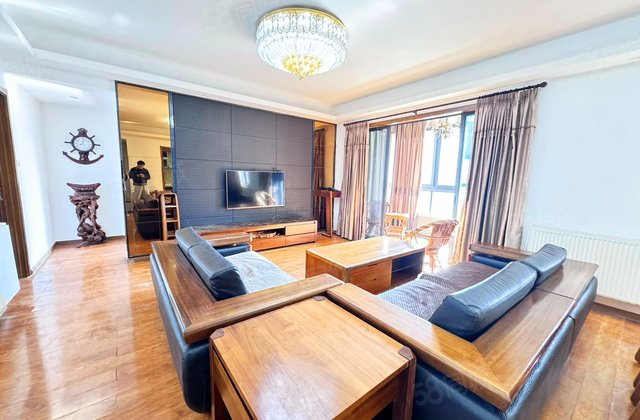 藏珑湖上国际花园4室2厅131.4㎡120万二手房图片