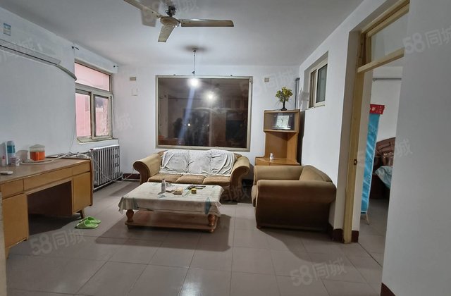 市医院南邻，三中北顺  附近，步梯中间楼层，停车方便看房方便