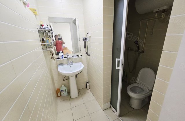 鲁西集团英才小区2室1厅1卫 有车位送地下室房东直卖价格可议