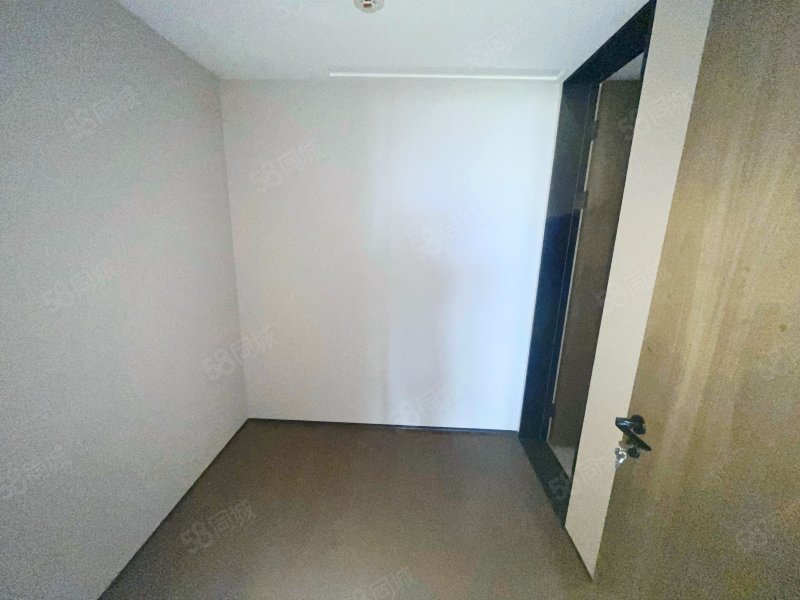 佳元江畔锦御4室2厅4卫270㎡南北568万