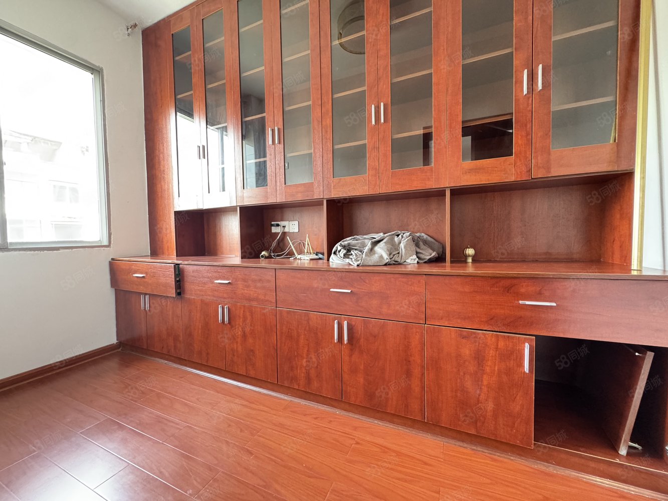 警苑6室2厅3卫160㎡南北79.8万