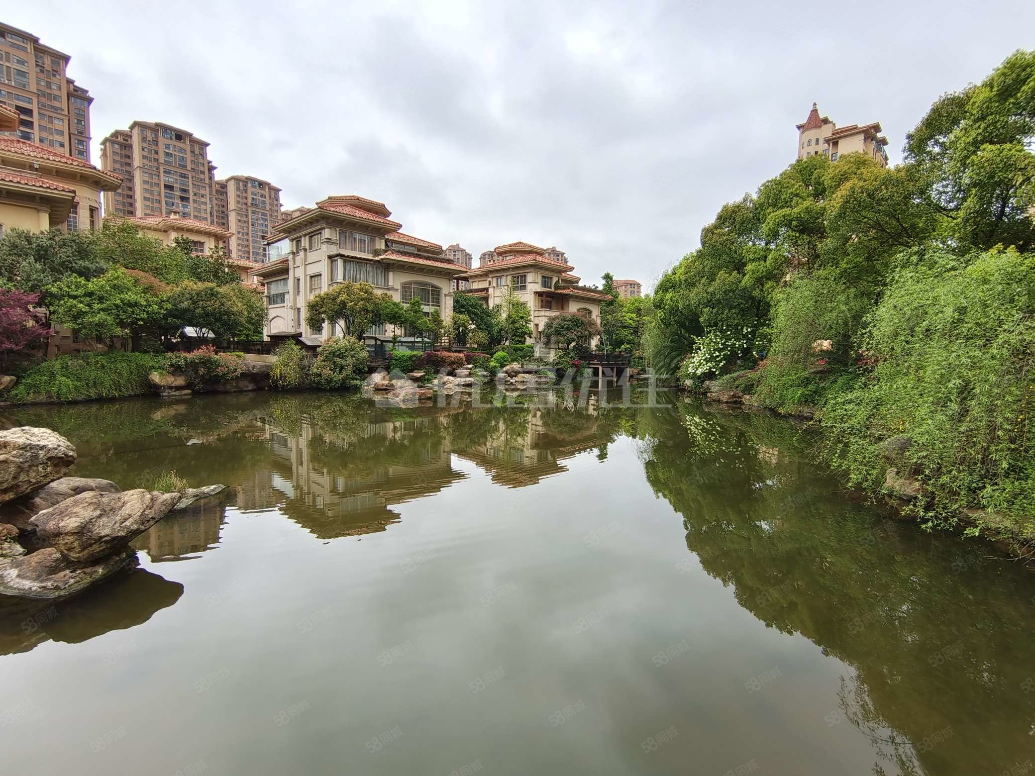 香江水岸新城(公寓住宅)3室2厅2卫142.23㎡南112万