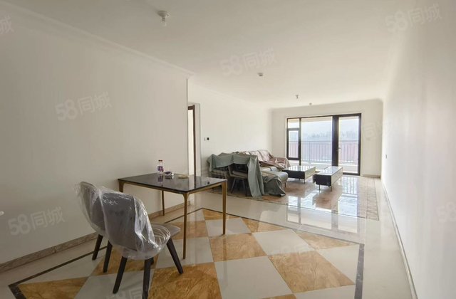 二中聊大旁四室两卫双阳台 143平带12万车位  前排无遮挡