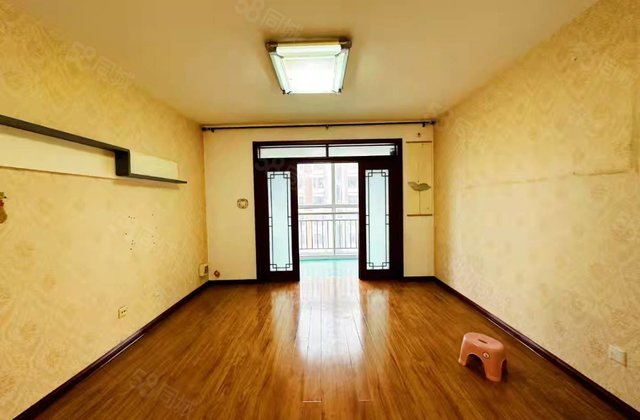 火车站 站前街 西湖馨苑 精装 送储藏室 总价低 急售