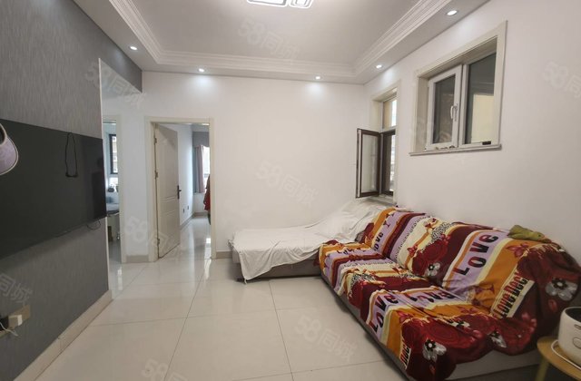 阳光实验，月亮湾电梯房高楼层，精装二室，拎包入住。