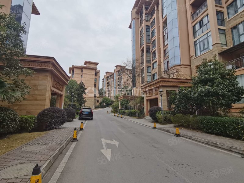 半山逸城b区洋房看大半个巴中城