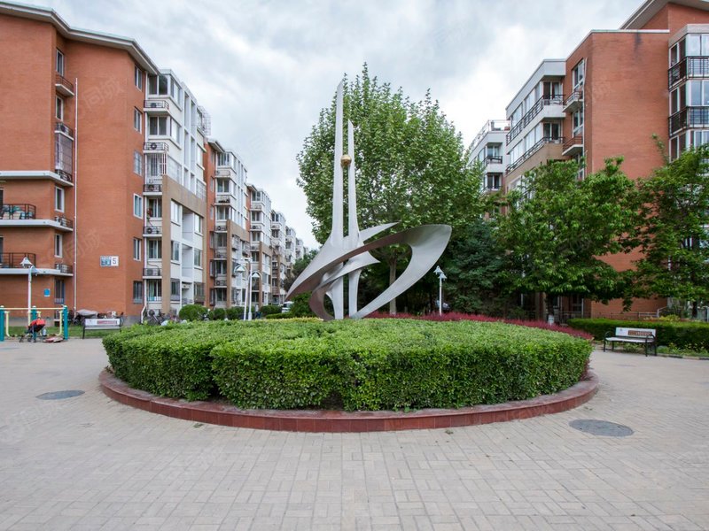 一层带私家 田园生活您 得拥有 近8号线 南北通透三居室