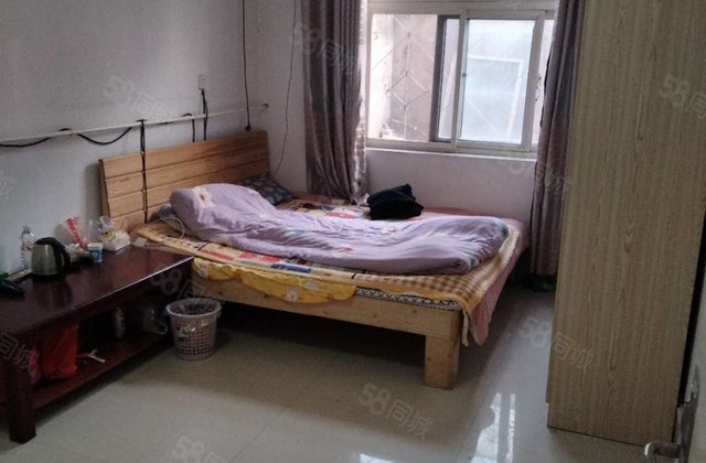 文轩总校，二  ，1楼，带院，院中有配房，大院子，停车方便。