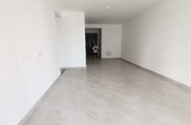 荣盛江山印 次新房 南北通透 商业配套成熟 小三房 双卫格局