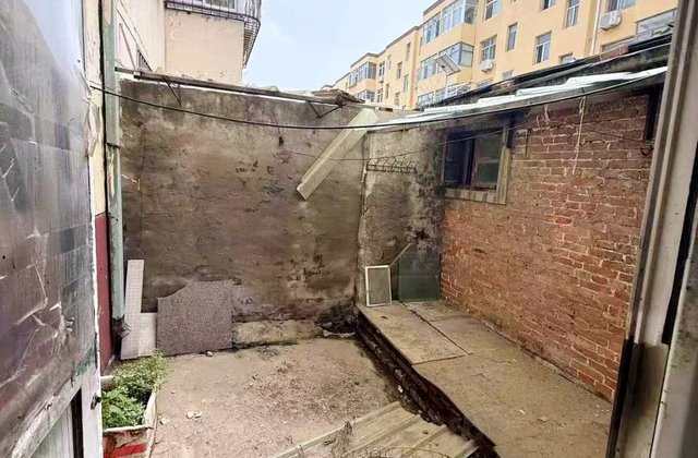 建设路上一楼带院汽车总站附近家属院一楼带院