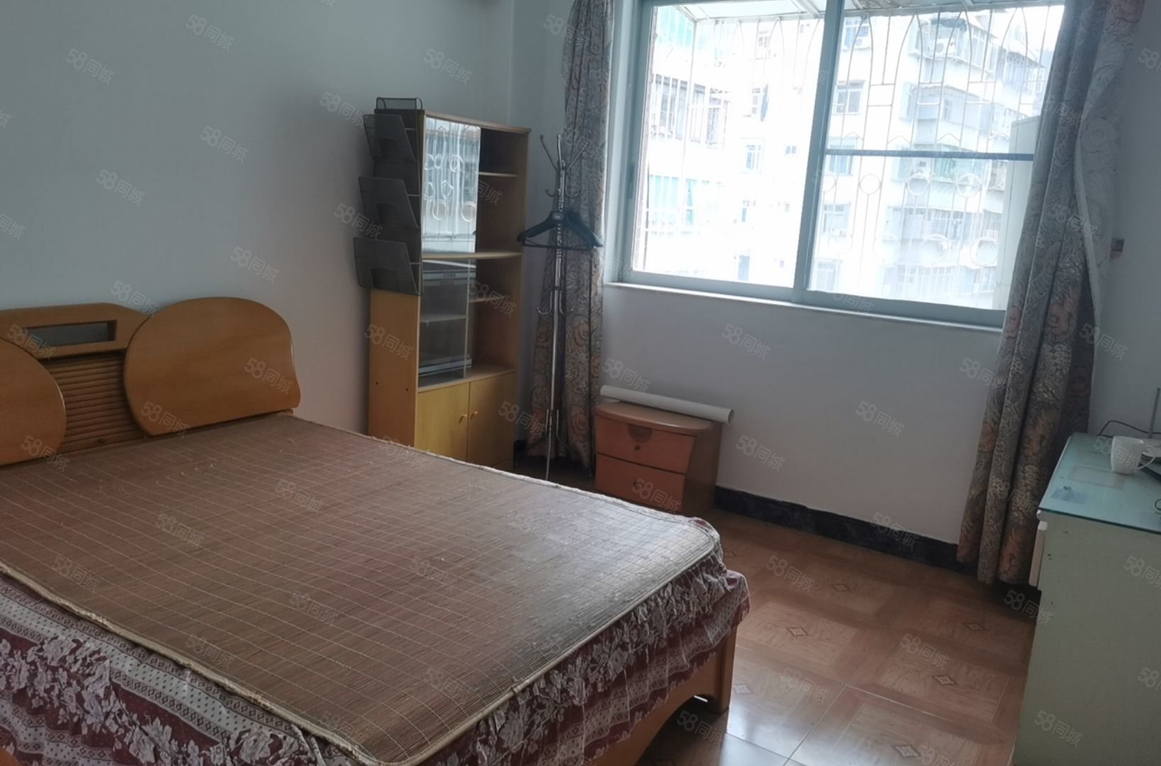 金田花园3室2厅2卫130㎡东58万