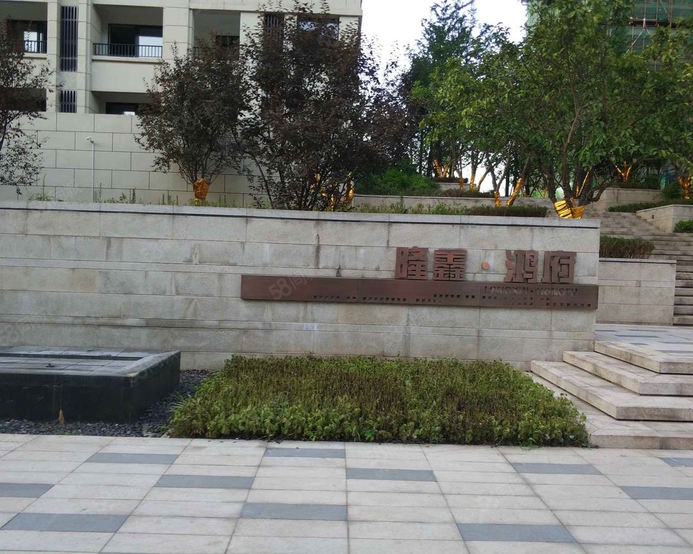 隆鑫鸿府内环绕城高速间