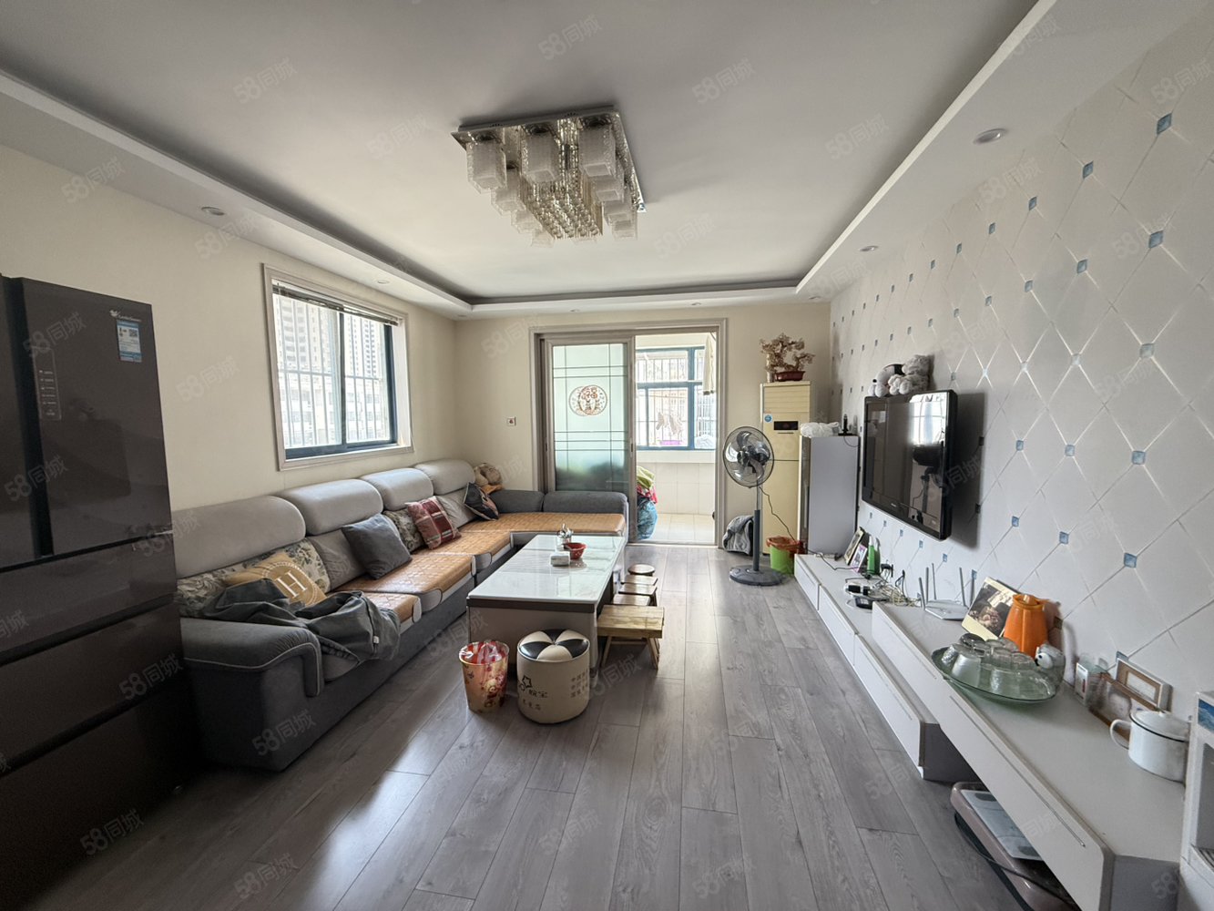 新港国际3室2厅2卫139㎡南北95万