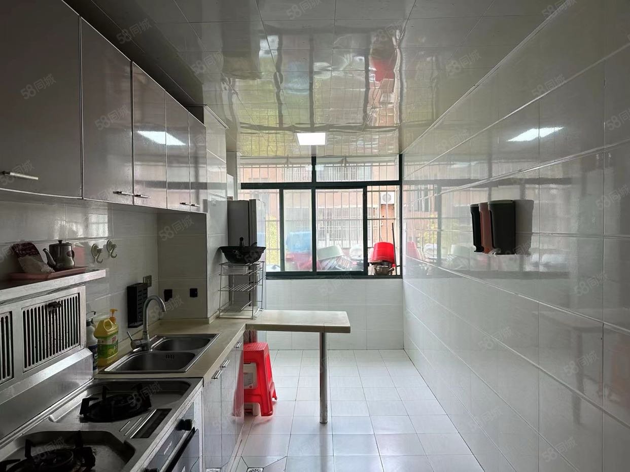 中央华府小区3室2厅2卫138㎡南北75万