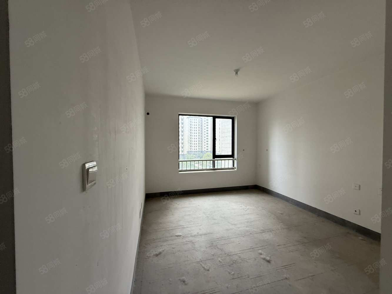 城投五里高小区4室2厅2卫120㎡南北38万