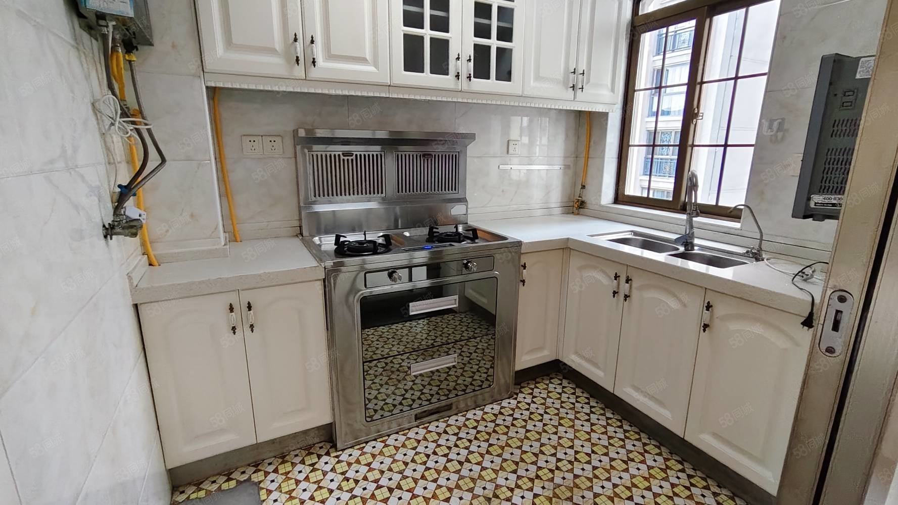 地中海风情7室2厅3卫102.3㎡南北60万