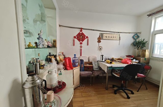 市中心位置，双力家属院，精装修，大三室，七中，停车方便。