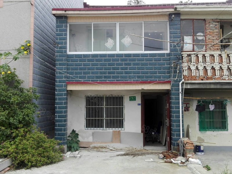 青村镇吴家村一上一下楼加前面一间平房,交通方便.