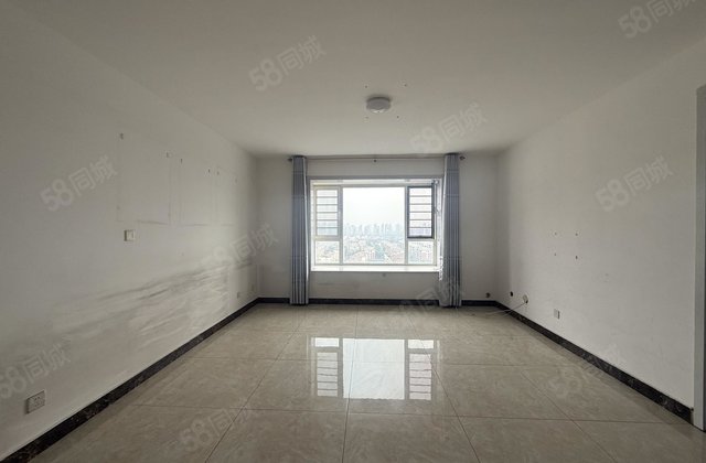 高新区新出一套三室两卫东边户，免大税送车位储藏室房东诚心出售